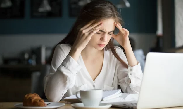 میگرن و 7 عامل بروز سر دردهای میگرنی 1 سر دردهای میگرنی