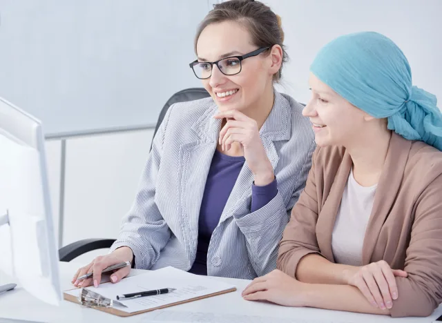 علائم سرطان سینه که هر زن بالای 50 سال باید بداند 9 cancer patient doctor