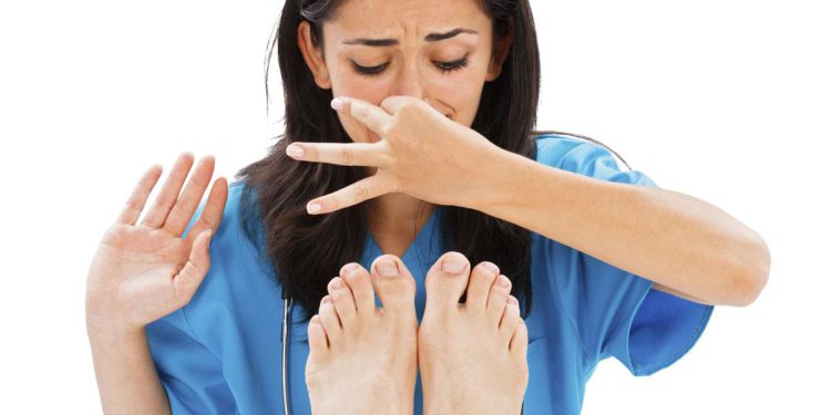 چه چیزی باعث بوی بد پاهای شما می شود 1 چه چیزی باعث بوی بد پاهای شما می شود