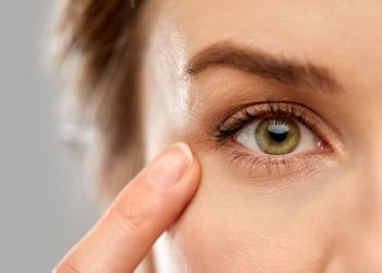وازلین برای چروک زیر چشم