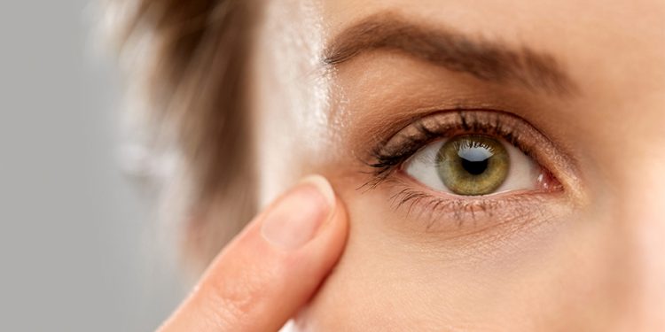 وازلین برای چروک زیر چشم چه تأثیر و عوارضی دارد؟ 1 وازلین برای چروک زیر چشم