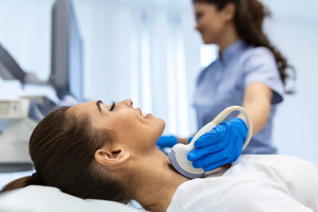 woman patient receives thyroid d