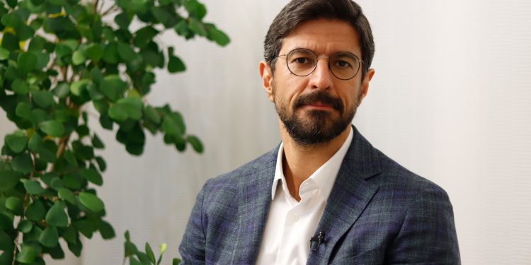 همه چیز درباره لیزیک: از رازهای جراحی تا دنیای بدون عینک! 1 مهران زارعی قنواتی - عمل لیزیک