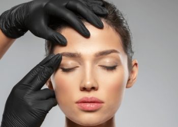 10 روش فوق‌العاده جوان‌سازی صورت بدون جراحی