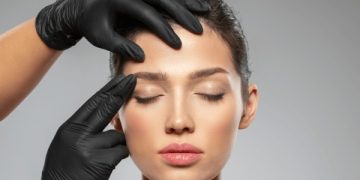 10 روش فوق‌العاده جوان‌سازی صورت بدون جراحی