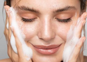 بهترین شوینده روزانه برای پوست چرب