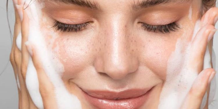 بهترین شوینده روزانه برای پوست چرب