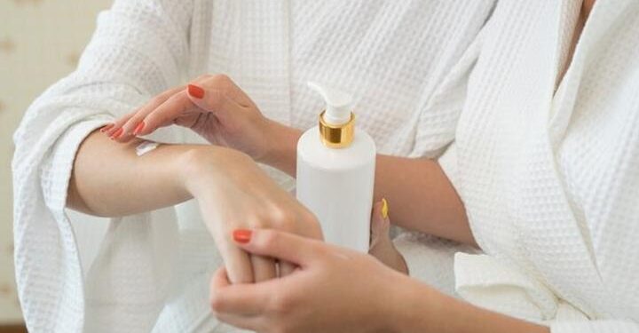 لوسیون بدن را کجا بزنیم؟ 8 نکته مهم هنگام استفاده از لوسیون بدن 1 لوسیون بدن