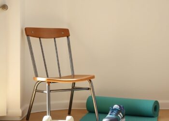 چه ورزشهایی برای افراد مبتلا به پارکینسون مفیدند؟ 32 صندلی محکم، زیرانداز ورزشی، دمبلهای سبک و کفش پیادهروی در فضایی روشن برای ورزش در خانه